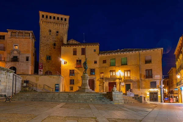 Segovia, İspanya, 7 Haziran 2022: Segovia, İspanya 'da Plaza Medina del Campo' nun gece manzarası.