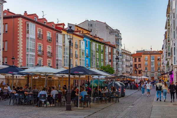 Burgos, İspanya, 3 Haziran 2022: Burgos İspanya 'da bir caddede gece hayatı