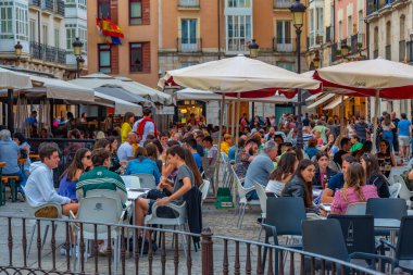 Burgos, İspanya, 3 Haziran 2022: Burgos, İspanya 'da gece hayatı.