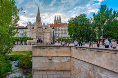 Burgos, İspanya, 3 Haziran 2022: İspanya 'nın Burgos kentindeki Aziz Maria Kemeri' nin gün batımı manzarası.