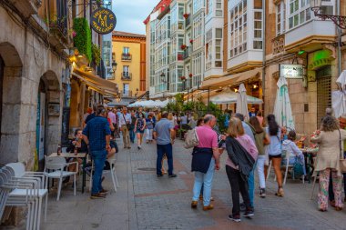 Burgos, İspanya, 3 Haziran 2022: Burgos İspanya 'da bir caddede gece hayatı