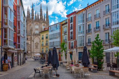 Burgos, İspanya, 3 Haziran 2022: Burgos İspanya 'da bir caddede gece hayatı