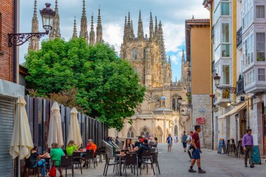 Burgos, İspanya, 3 Haziran 2022: Burgos İspanya 'da bir caddede gece hayatı