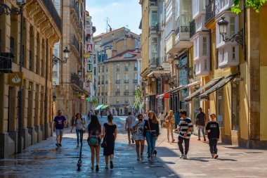 Vitoria Gasteiz, İspanya, 3 Haziran 2022: İspanya 'da Vitoria Gasteiz' de insanlar sokakta geziniyor.