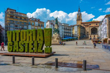 Vitoria Gasteiz, İspanya, 3 Haziran 2022: Plaza de la Virgen Blanca İspanyol kenti Vitoria Gasteiz.