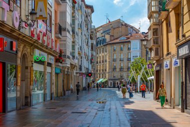 Vitoria Gasteiz, İspanya, 3 Haziran 2022: İspanya 'da Vitoria Gasteiz' de insanlar sokakta geziniyor.