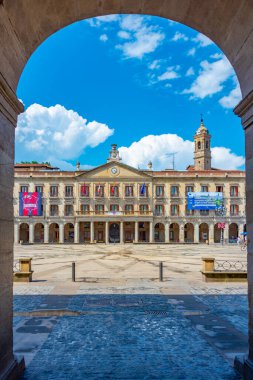 Vitoria Gasteiz, İspanya, 3 Haziran 2022: İspanya Vitoria Gasteiz 'de Plaza Espana' da yaz günü.