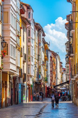 Vitoria Gasteiz, İspanya, 3 Haziran 2022: İspanya 'da Vitoria Gasteiz' de insanlar sokakta geziniyor.