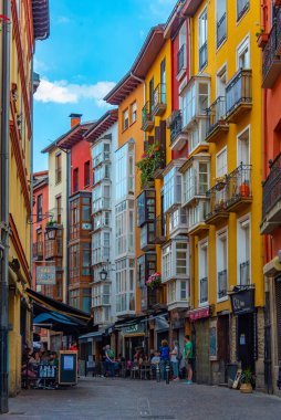 Vitoria Gasteiz, İspanya, 3 Haziran 2022: İspanya 'da Vitoria Gasteiz' de insanlar sokakta geziniyor.