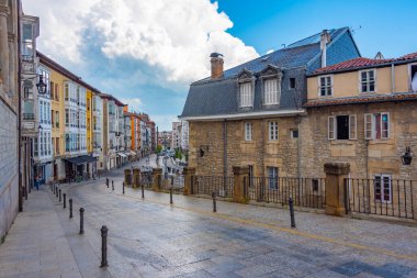 Vitoria Gasteiz, İspanya, 3 Haziran 2022: İspanya 'da Vitoria Gasteiz' de insanlar sokakta geziniyor.