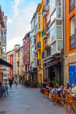 Vitoria Gasteiz, İspanya, 3 Haziran 2022: İspanya 'da Vitoria Gasteiz' de insanlar sokakta geziniyor.