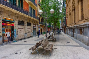 Bilbao, İspanya, 3 Haziran 2022: Bilbao İspanya sokaklarından insanlar geçiyor