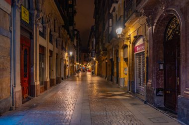Bilbao, İspanya, 2 Haziran 2022: Bilbao İspanya 'da bir sokakta gece hayatı