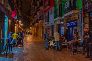 Bilbao, İspanya, 2 Haziran 2022: Bilbao İspanya 'da bir sokakta gece hayatı