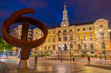 Bilbao, İspanya, 2 Haziran 2022: İspanya 'nın Bilbao kentindeki belediye binası yakınlarındaki Nervion nehrinin gece manzarası.