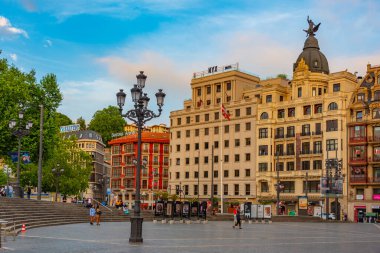 Bilbao, İspanya, 2 Haziran 2022: Bilbao, İspanya 'da Nervion nehrinin kıyısı.