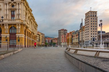 Bilbao, İspanya, 2 Haziran 2022: Bilbao, İspanya 'da Nervion nehrinin kıyısı.