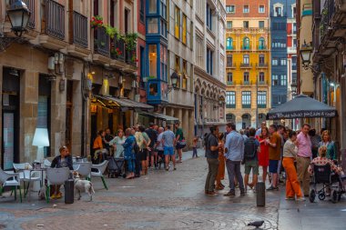 Bilbao, İspanya, 2 Haziran 2022: İnsanlar İspanya 'nın Bilbao kentindeki dar bir sokakta geziniyorlar.