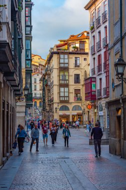Bilbao, İspanya, 2 Haziran 2022: İnsanlar İspanya 'nın Bilbao kentindeki dar bir sokakta geziniyorlar.
