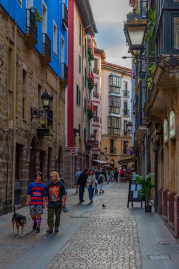 Bilbao, İspanya, 2 Haziran 2022: İnsanlar İspanya 'nın Bilbao kentindeki dar bir sokakta geziniyorlar.