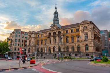 Bilbao, İspanya, 2 Haziran 2022: İspanya 'nın Bilbao kentindeki belediye binası yakınlarındaki Nervion nehrinin gece manzarası.