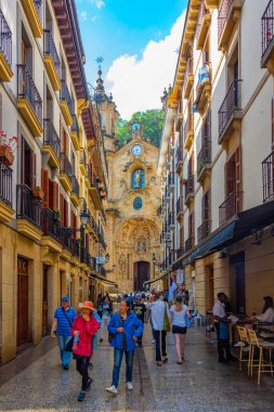 San Sebastian, İspanya, 2 Haziran 2022: İnsanlar eski San Sebastian, İspanya 'nın dar bir caddesinde geziniyorlar..