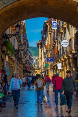 San Sebastian, İspanya, 2 Haziran 2022: İnsanlar eski San Sebastian, İspanya 'nın dar bir caddesinde geziniyorlar..