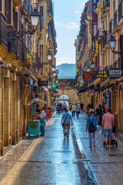 San Sebastian, İspanya, 2 Haziran 2022: İnsanlar eski San Sebastian, İspanya 'nın dar bir caddesinde geziniyorlar..