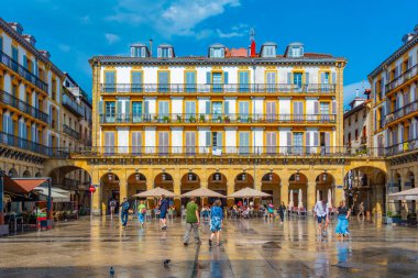 San Sebastian, İspanya, 2 Haziran 2022: Plaza de la Constitucion, eski San Sebastian, İspanya.