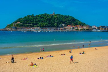 San Sebastian, İspanya, 2 Haziran 2022: İnsanlar İspanya 'nın San Sebastian kentindeki La Concha plajında güneşli bir günün tadını çıkarıyorlar..
