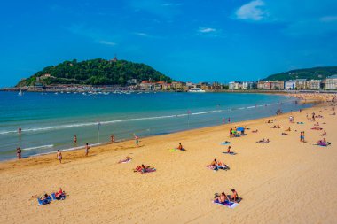 San Sebastian, İspanya, 2 Haziran 2022: İnsanlar İspanya 'nın San Sebastian kentindeki La Concha plajında güneşli bir günün tadını çıkarıyorlar..