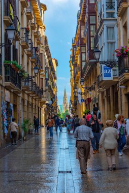 San Sebastian, İspanya, 2 Haziran 2022: İnsanlar eski San Sebastian, İspanya 'nın dar bir caddesinde geziniyorlar..