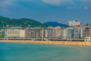 San Sebastian, İspanya, 2 Haziran 2022: San Sebastian, İspanya 'daki La Concha plajının arkasındaki oteller.