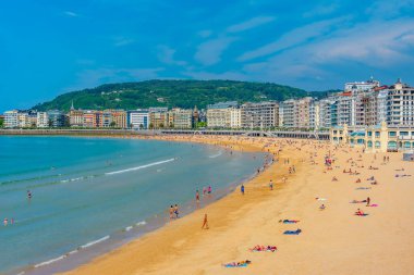 San Sebastian, İspanya, 2 Haziran 2022: İnsanlar İspanya 'nın San Sebastian kentindeki La Concha plajında güneşli bir günün tadını çıkarıyorlar..