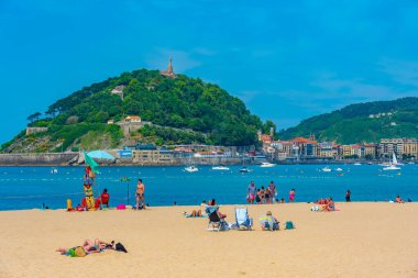 San Sebastian, İspanya, 2 Haziran 2022: İnsanlar İspanya 'nın San Sebastian kentindeki La Concha plajında güneşli bir günün tadını çıkarıyorlar..