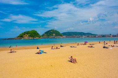 San Sebastian, İspanya, 2 Haziran 2022: İnsanlar İspanya 'nın San Sebastian kentindeki La Concha plajında güneşli bir günün tadını çıkarıyorlar..