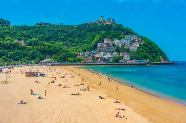 San Sebastian, İspanya, 2 Haziran 2022: İnsanlar San Sebastian, İspanya 'daki Ondarreta plajında güneşli bir günün tadını çıkarıyorlar.