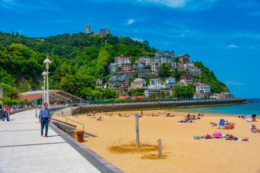 San Sebastian, İspanya, 2 Haziran 2022: İnsanlar San Sebastian, İspanya 'daki Ondarreta plajında güneşli bir günün tadını çıkarıyorlar.