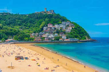 San Sebastian, İspanya, 2 Haziran 2022: İnsanlar San Sebastian, İspanya 'daki Ondarreta plajında güneşli bir günün tadını çıkarıyorlar.
