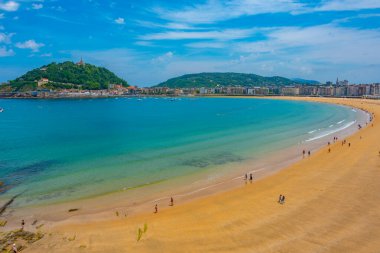 San Sebastian, İspanya, 2 Haziran 2022: İnsanlar İspanya 'nın San Sebastian kentindeki La Concha plajında güneşli bir günün tadını çıkarıyorlar..