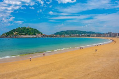 San Sebastian, İspanya, 2 Haziran 2022: İnsanlar İspanya 'nın San Sebastian kentindeki La Concha plajında güneşli bir günün tadını çıkarıyorlar..
