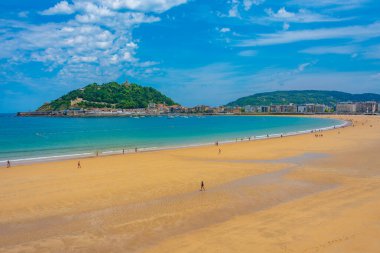 San Sebastian, İspanya, 2 Haziran 2022: İnsanlar San Sebastian, İspanya 'daki Ondarreta plajında güneşli bir günün tadını çıkarıyorlar.