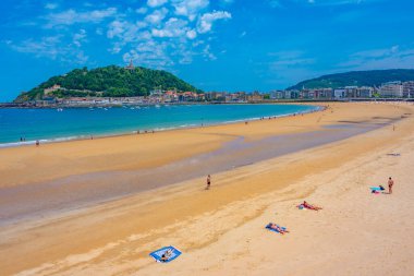 San Sebastian, İspanya, 2 Haziran 2022: İnsanlar San Sebastian, İspanya 'daki Ondarreta plajında güneşli bir günün tadını çıkarıyorlar.