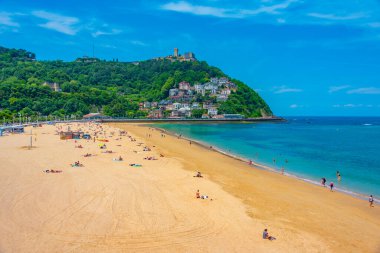 San Sebastian, İspanya, 2 Haziran 2022: İnsanlar San Sebastian, İspanya 'daki Ondarreta plajında güneşli bir günün tadını çıkarıyorlar.