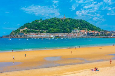 San Sebastian, İspanya, 2 Haziran 2022: İnsanlar İspanya 'nın San Sebastian kentindeki La Concha plajında güneşli bir günün tadını çıkarıyorlar..