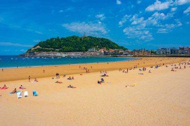 San Sebastian, İspanya, 2 Haziran 2022: İnsanlar İspanya 'nın San Sebastian kentindeki La Concha plajında güneşli bir günün tadını çıkarıyorlar..