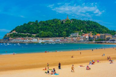 San Sebastian, İspanya, 2 Haziran 2022: İnsanlar İspanya 'nın San Sebastian kentindeki La Concha plajında güneşli bir günün tadını çıkarıyorlar..