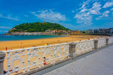 San Sebastian, İspanya, 2 Haziran 2022: İnsanlar İspanya 'nın San Sebastian kentindeki La Concha plajında güneşli bir günün tadını çıkarıyorlar..