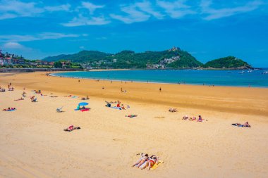 San Sebastian, İspanya, 2 Haziran 2022: İnsanlar San Sebastian, İspanya 'daki Ondarreta plajında güneşli bir günün tadını çıkarıyorlar.