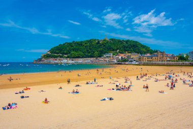 San Sebastian, İspanya, 2 Haziran 2022: İnsanlar İspanya 'nın San Sebastian kentindeki La Concha plajında güneşli bir günün tadını çıkarıyorlar..